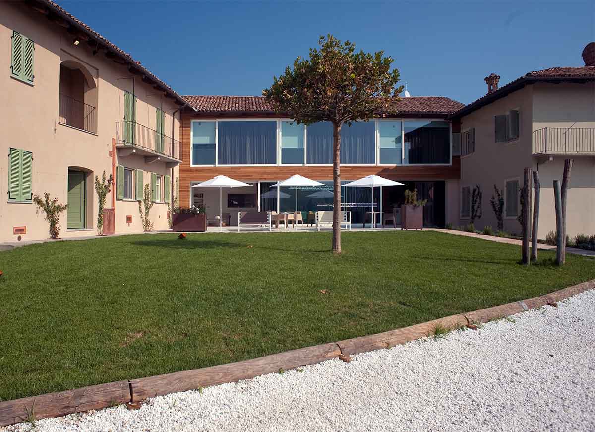 Reduced costs, free domestic hot water and low noise for a resort in the heart of Langhe