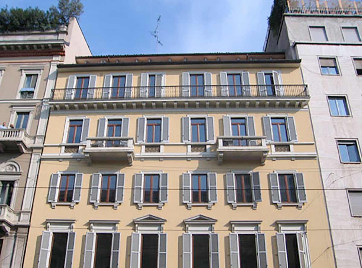 Rooftop installation of natural gas heat pumps in the historic centre of Milan