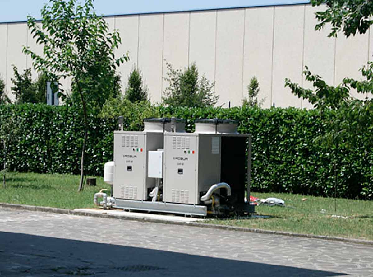 Generatori pensili a condensazione in produzione, pompe di calore negli uffici di un'azienda bergamasca