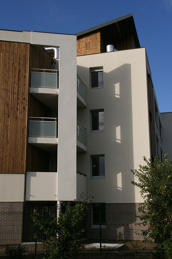 Thermal system with gas heat pumps in a passive house building in France