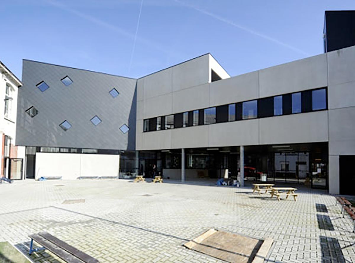 Energetische Modernisierung einer belgischen Schule, ohne dass bei niedrigen Temperaturen ein Back-up erforderlich ist