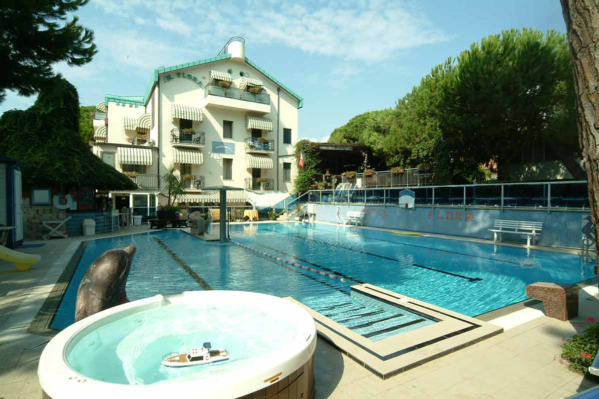 Preriscaldamento della piscina e condizionamento delle camere in hotel con una sola pompa di calore